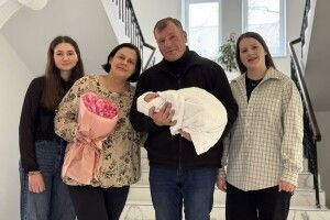 Всі семеро – дівчатка: у Львові дружина священника знову стала мамою у 46 років