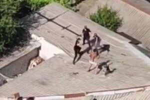 Напівголий чоловік побився з поліцейськими на даху: момент потрапив на відео