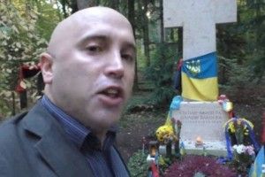 Російський пропагандист Грем Філліпс поглумився над могилою Бандери в Мюнхені (відео)