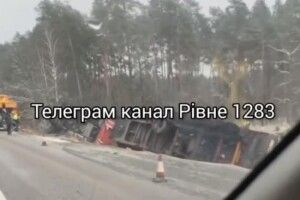 На Рівненщині біля лісу фура злетіла з дороги (Відео)
