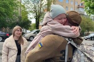 Довгоочікувана зустріч волинського прикордонника з донькою (Відео)