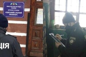 Троє ув'язнених із СІЗО змусили школярку передати їм понад 50 тис. грн