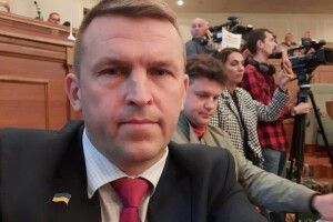 Волинський активіст розповів, як депутати облради пошкодували авто для ЗСУ