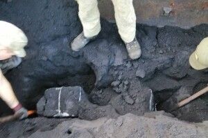 У Володимирі-Волинському прикордонникам довелося відкопувати куриво з-під руди вантажного вагона