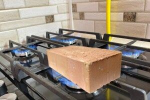 У Рівнегазі пояснили, як працює на обігрів цеглина на газовій плиті 