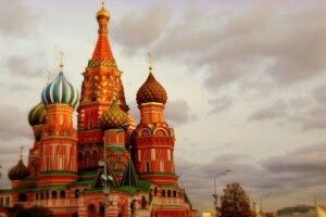 На росії паніка: у небі над москвою з'явився літаючий об'єкт (Відео)