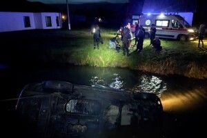 У селі на Волині машина потрапила в ставок (Фото)