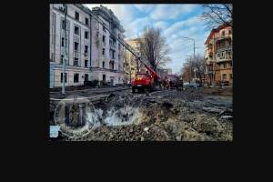 Наслідки ранкової атаки росіян у Києві: 13 постраждалих, вибиті вікна і спалені авто
