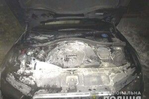 Серед ночі в машину рівненського адвоката кинули пляшку з запалювальною сумішшю 