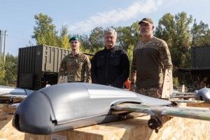 Ударні «Блискавки», евакомобілі і пересувні майстерні – Порошенко передав допомогу на фронт