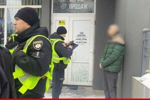 У Луцьку чоловік малював нацистську символіку в тролейбусі та погрожував пасажирам ножем