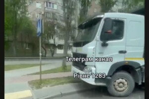 Фуру занесло на тротуар: у Рівному сталася аварія (Відео)