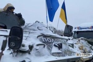 На Рівненщині поліція пересідає на бронетранспортери, аби ефективніше допомагати водіям на дорогах (Відео)