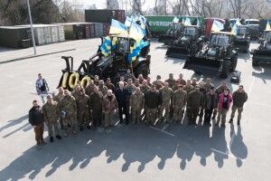 Є перша сотня: Порошенко передав на фронт чергову партію екскаваторів для фортифікаційних робіт