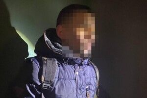 У Рівному на вокзалі молодик обікрав неповнолітнього