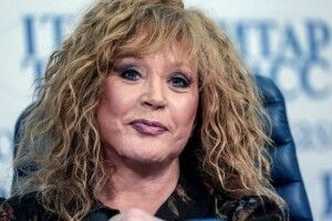 Алла Пугачова повернулася до москви і демонстративно відкрила двері авто ногою (Відео)