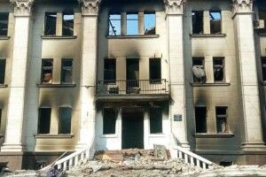 З-під завалів драмтеатру у Маріуполі продовжують діставати людей: є тяжко поранені