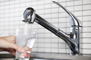 Єврокомісія хоче аби європейці пили більше води з-під крана