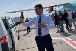 Виліт літака з Києва в Ужгород затримали, бо Тищенко знімав себе на відео