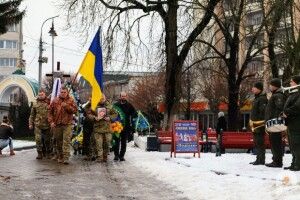 Луцьк попрощався з Героєм, батьком 4 дітей Анатолієм Петруком (Фото)