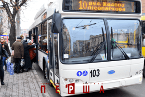 Розлючений пасажир розніс тролейбус, бо його не впускали у салон