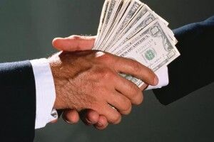 Найбільшою проблемою, крім війни, українці вважають корупцію − КМІС