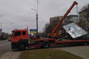На проспекті Соборності у Луцьку демонтують рекламні щити