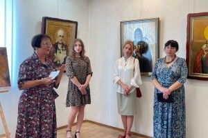 У Музеї волинської ікони три сестри-волинянки представили твори сакрального живопису