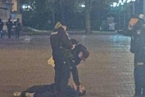У центрі Рівного приводять до тями чоловіка