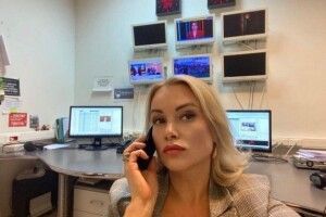 Суд оштрафував Овсяннікову, яка вийшла із плакатом проти війни в ефір російського телеканалу