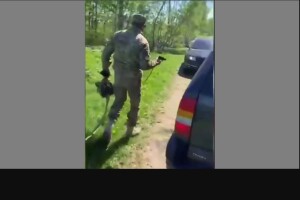 Вистрілив у землю, щоб захиститися: група цивільних напала на працівника ТЦК (Відео – 18+)