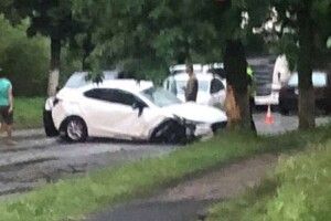 Блискавка вдарила в автомобіль із людьми 