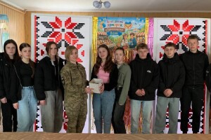 Учні сільського 9-го класу на Волині організували благодійний ярмарок для свої вчительки-захисниці