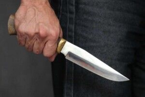 Чоловік зарізав сусідку, бо вона довго не відкривала двері