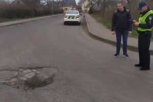 Патрульні шукають на дорогах Волині... весняні ями (Фото)