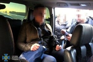 Відомий львівський лікар намагався виїхати з України за 15 тисяч доларів хабаря
