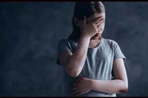 На Закарпатті прокуратура вимагає довічного ув'язнення для матері, яка ґвалтувала власну дитину