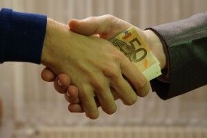 За вимагання хабара ревізорка ДФС заплатить понад 20 тисяч гривень штрафу