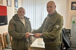 Захиснику з Волині вручили почесну нагороду «Хрест бойового братерства»