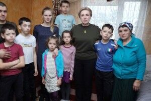 Батьки підірвалися на міні: вісьмох дітей-сиріт всиновив їхній 24-річний дядько-військовий (Фото)