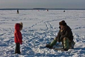 Бійці ДСНС не втомлюються «відганяти» норовливих «пінгвінів» від лунок