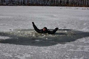 На Ратнівщині врятували чоловіка, який провалився у крижану воду