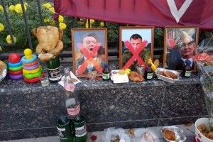 Під посольством Росії настоянкою глоду «провожають» в останню путь терориста Захарченка