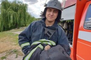 Хлопчаки разом з бійцями ДСНС врятували кошеня, яке хотів втопити дядько-зловмисник