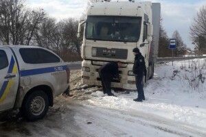 Під Луцьком автівка патрульних витягла із замету величезну вантажівку