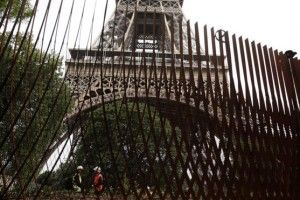 Ейфелеву вежу захистять прозорою куленепробивною огорожею