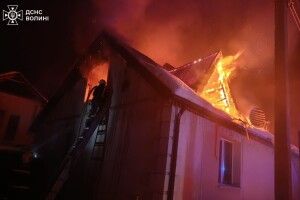 У селищі на Волині вщент згорів дах житлового будинку