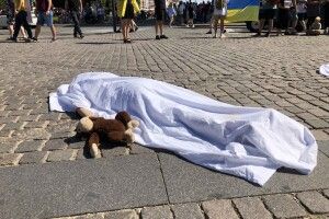 У центрі Копенгагена ревли сирени, було чути звуки вибухів, пострілів та спів Гімну України (Фото)