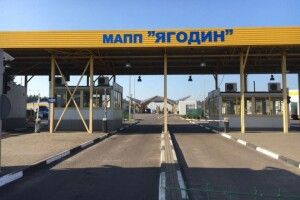 Десятки вантажівок: водії фур змушені жити на пункті пропуску «Ягодин» в жахливих умовах