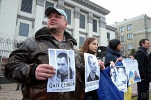 Біля посольства Мордору в Києві активісти привітали політв’язнів Кремля з Новим роком